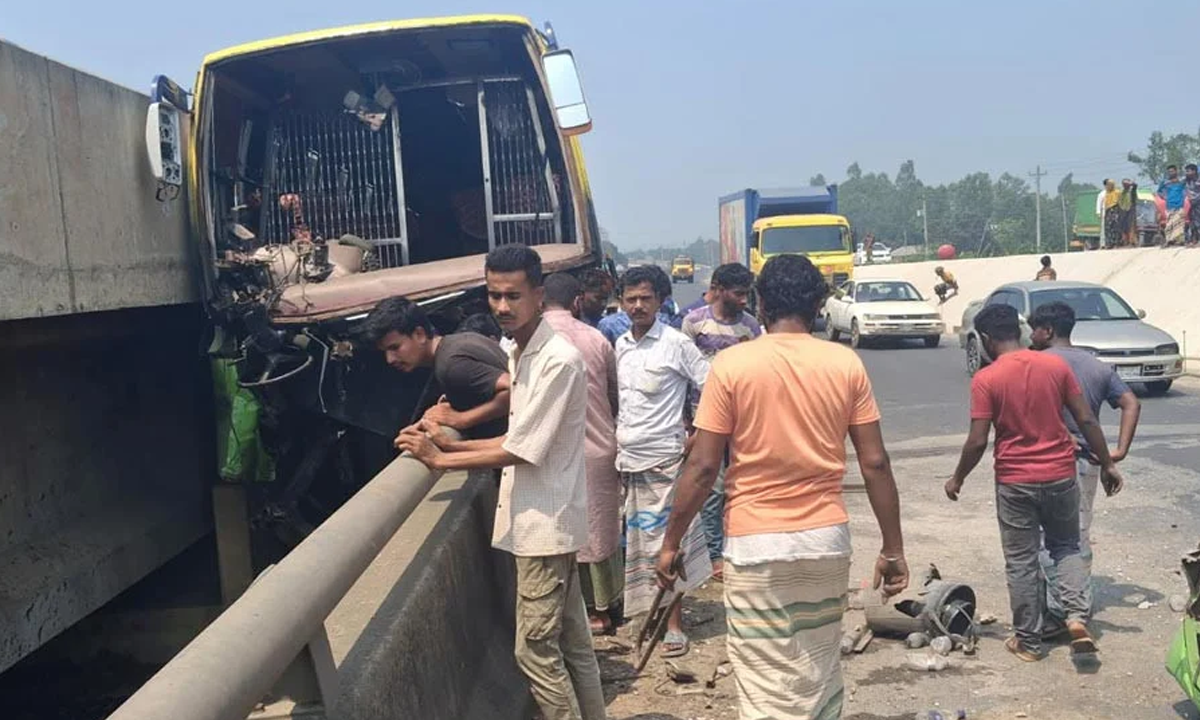 বাসের চাকা ফেটে আইল্যান্ড ও ওভারব্রিজের সঙ্গে ধাক্কা। ছবি : সংগৃহীত
