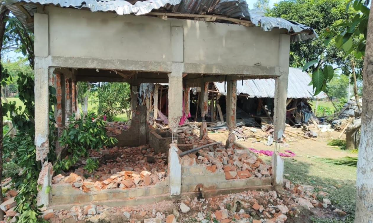 মাদক কারবারির ঘরবাড়ি গুঁড়িয়ে দিয়েছে স্থানীয় জনতা। ছবি : রূপালী বাংলাদেশ
