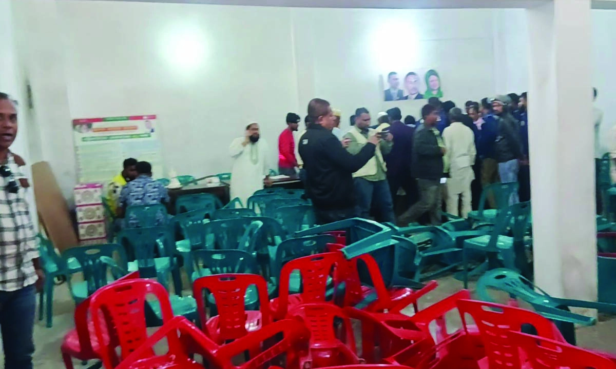 হামলাকারীরা ক্যাম্প অফিসে ঢুকে চেয়ার-টেবিল ভাঙচুর করেন। ছবি : রূপালী বাংলাদেশ