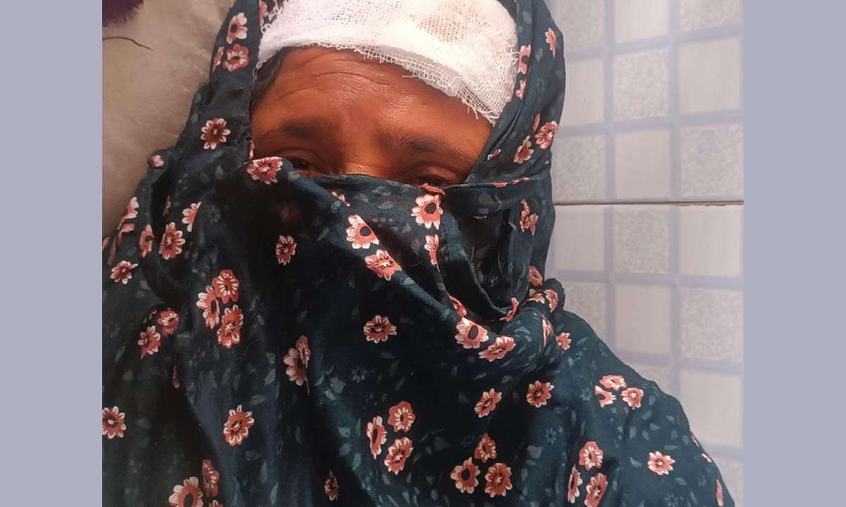 আহত  স্কুলশিক্ষিকা হোসনে আরা বেগম। ছবি : রূপালী বাংলাদেশ