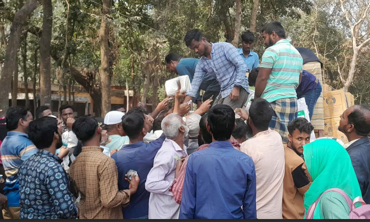 বকশীগঞ্জে ভ্রাম্যমাণ ট্রাকে টিসিবি পণ্য বিক্রি। ছবি : রূপালী বাংলাদেশ