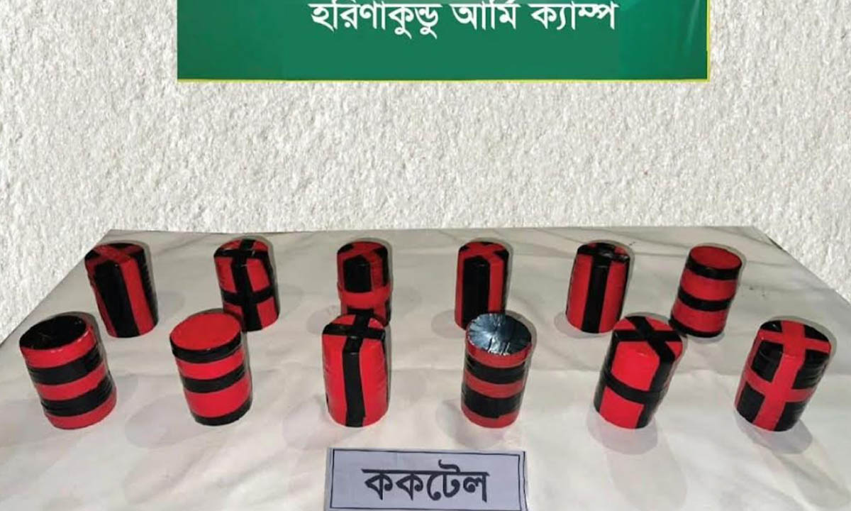 ককটেল সদৃশ বস্তু উদ্ধার। ছবি : রূপালী বাংলাদেশ