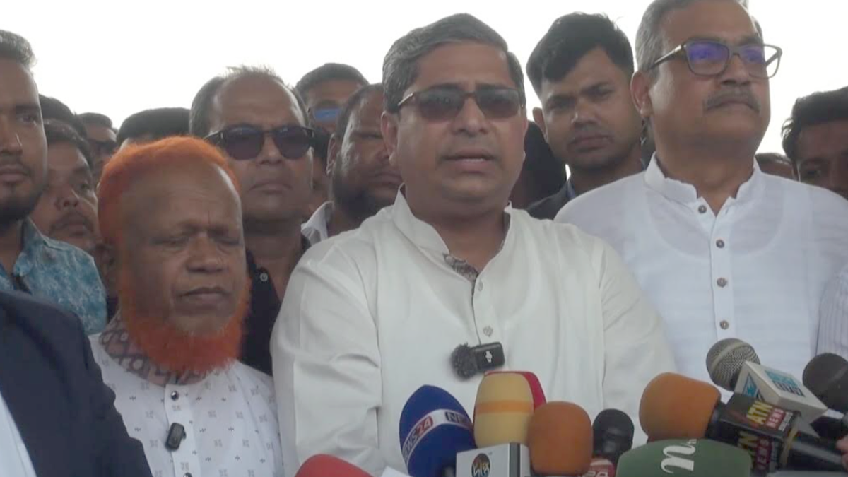 সেতু পরিদর্শনে গিয়ে কথা বলছেন প্রতিমন্ত্রী মীর শাহে আলম। ছবি : রূপালী বাংলাদেশ