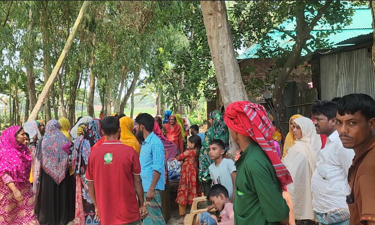 নিহত শিক্ষার্থীকে দেখতে স্থানীয়দের ভিড়। ছবি : রূপালী বাংলাদেশ