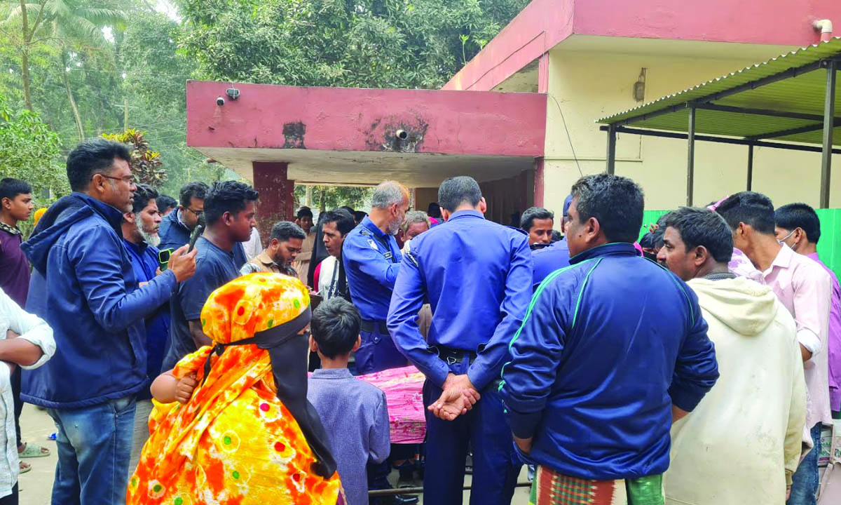 নিহতের মরদেহ হাসপাতালে  নিয়ে আসা হয়েছে। ছবি : রূপালী বাংলাদেশ