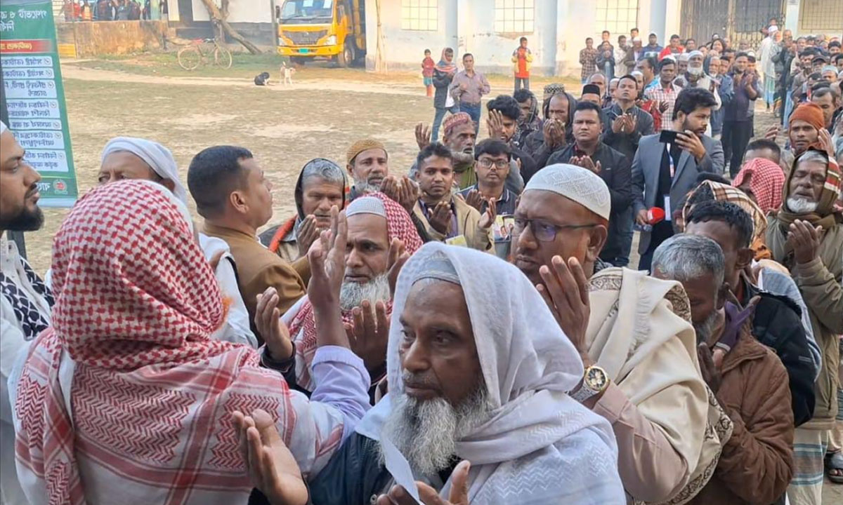 মোনাজাতের মাধ্যমে ভোট প্রদান শুরু। ছবি : রূপালী বাংলাদেশ