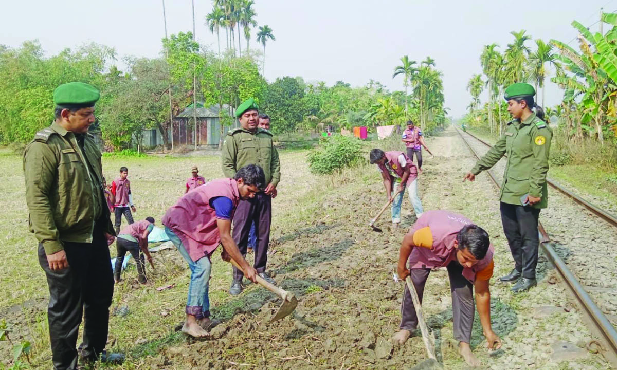 রাস্তা মেরামত করেছেন আনসার ও ভিডিপি সদস্যরা। ছবি : রূপালী বাংলাদেশ