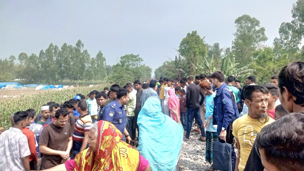 রেললাইনে মরদেহ দেখতে স্থানীয়দের ভিড়। ছবি : রূপালী বাংলাদেশ