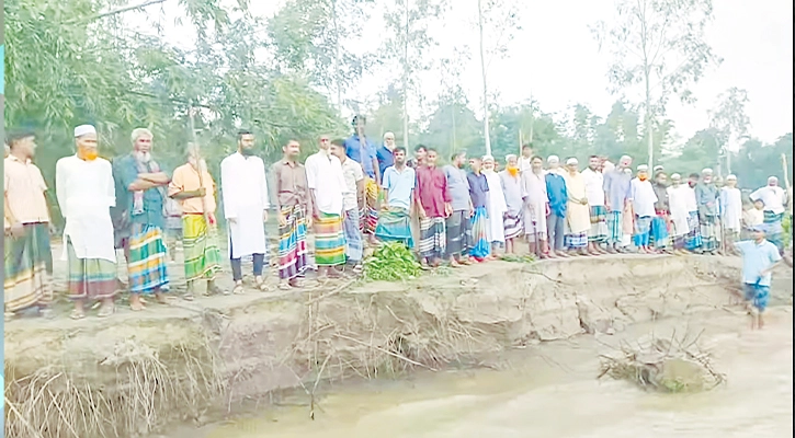 যমুনায় অবৈধভাবে বালু  উত্তোলনের প্রতিবাদ  এলাকাবাসীর