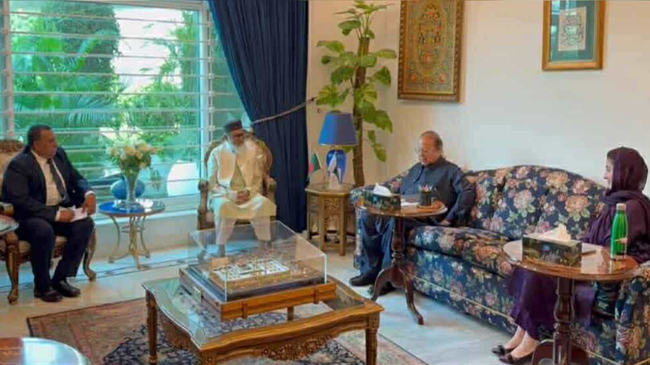 পাকিস্তানের সাবেক প্রধানমন্ত্রী নওয়াজ শরীফ ও পাঞ্জাবের মুখ্যমন্ত্রীর সঙ্গে ধর্ম উপদেষ্টার সাক্ষাৎ। ছবি- সংগৃহীত