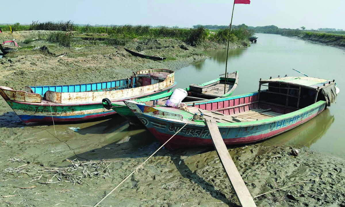 বন্ধ খেয়া পারাপার। ছবি : রূপালী বাংলাদেশ