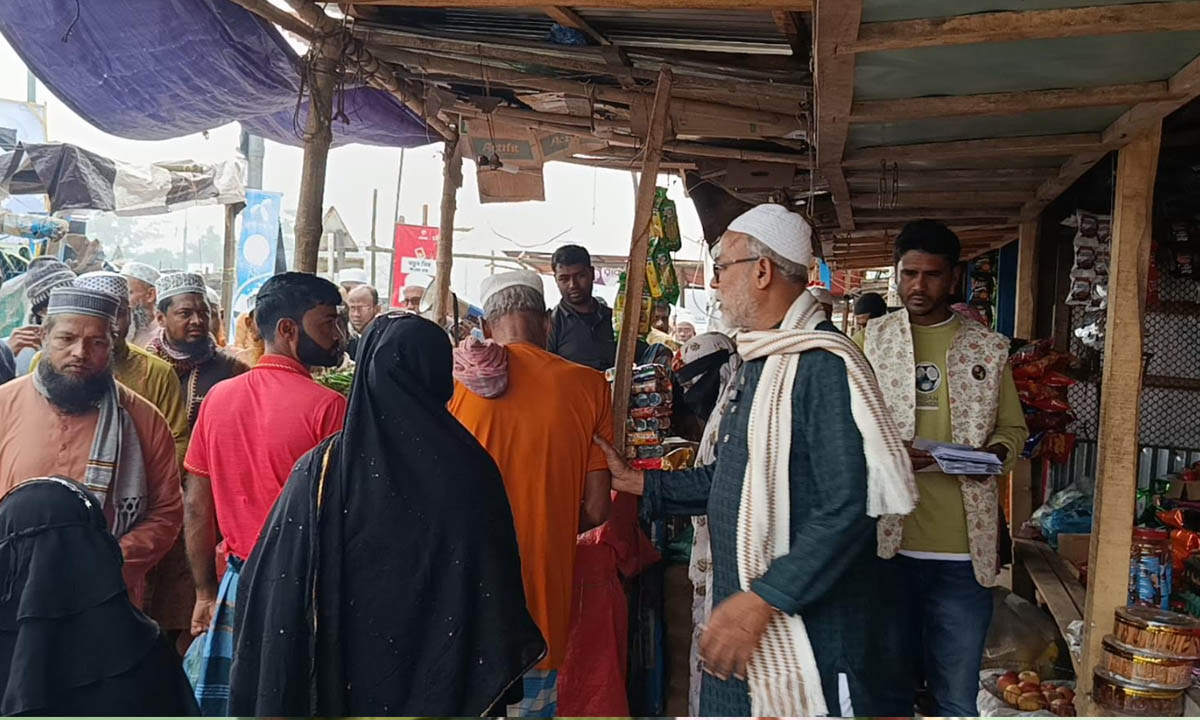 ডা. আবদুল ওহাব মিনার দুমকিতে গণসংযোগ করেন। ছবি : রূপালী বাংলাদেশ