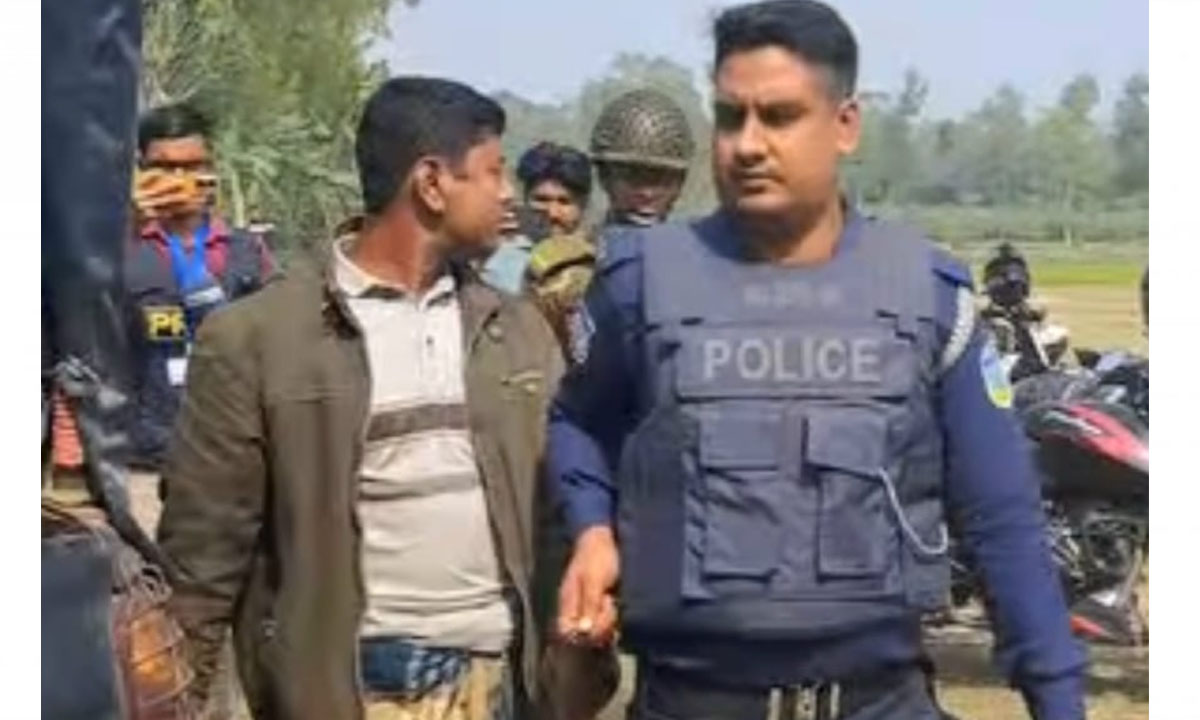 আটক ব্যক্তি। ছবি : রূপালী বাংলাদেশ
