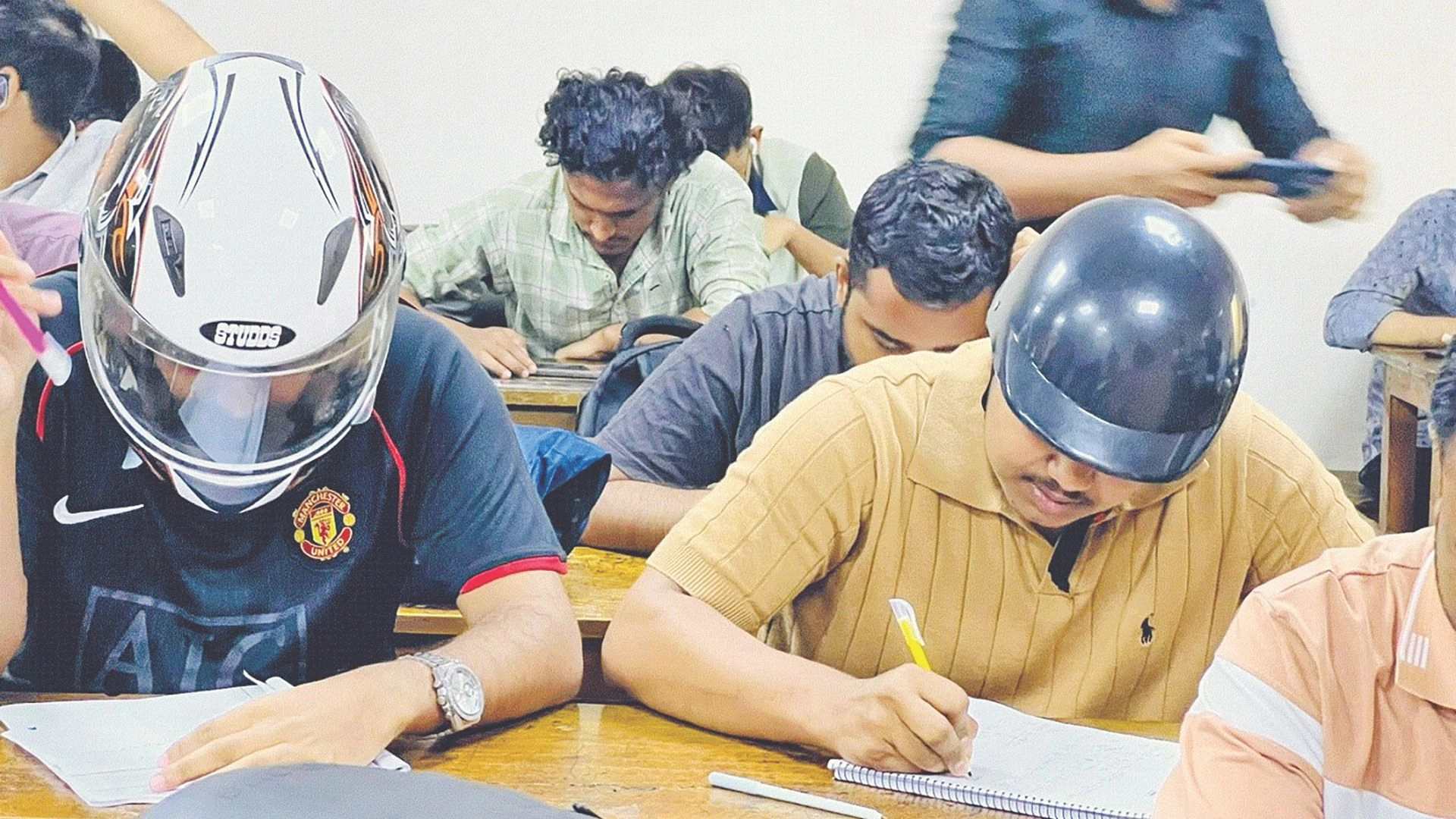 আতঙ্কে হেলমেট পরে  ক্লাসে জবি শিক্ষার্থীরা
