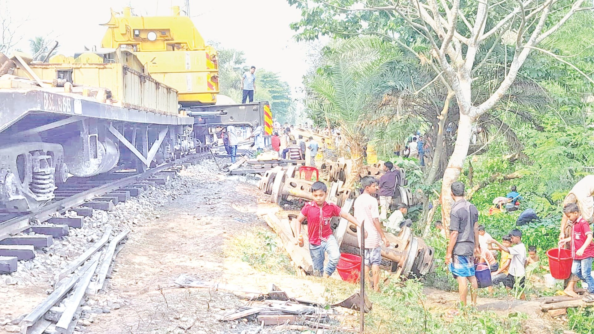 বিভিন্ন স্টেশনে আটকা  পড়া যাত্রীদের দুর্ভোগ