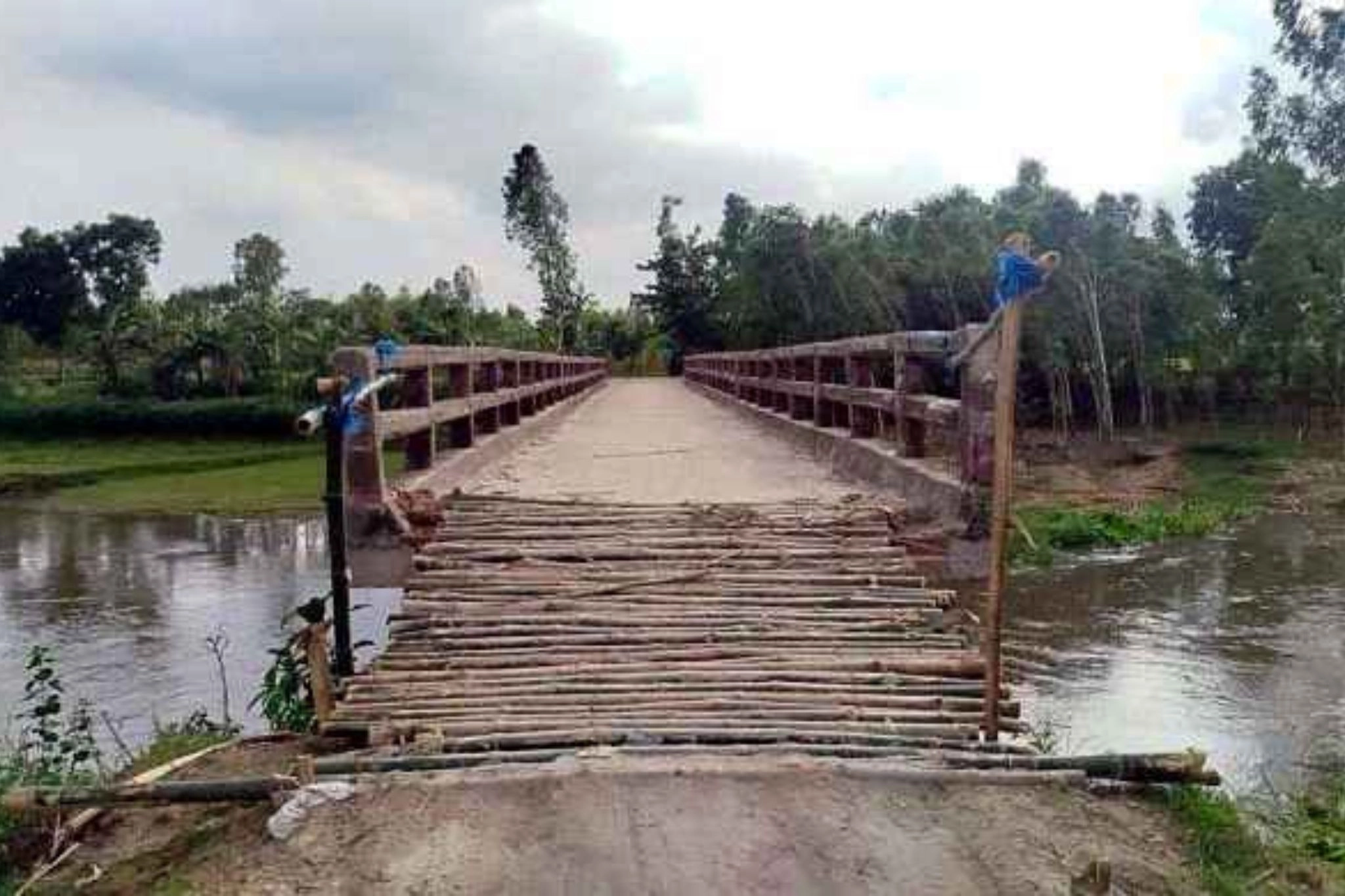 ব্রিজের সংযোগ সড়কে ধস  ঝুঁকি নিয়ে পারাপার