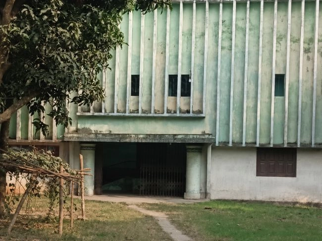 রুপালি পর্দায় ধুলোর আস্তরণ