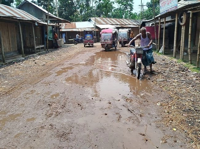 সড়ক সংস্কারে ধীরগতি  ভোগান্তি চরমে