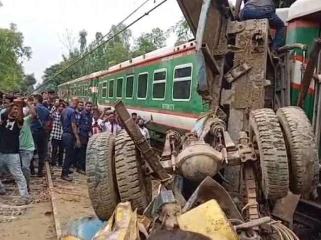 ট্রেনের ধাক্কায় ট্রাক চূর্ণবিচূর্ণ