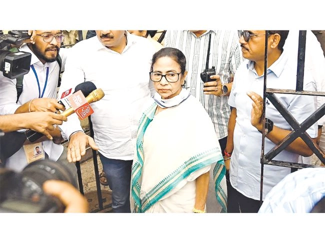 নিজের দলেই কোণঠাসা মমতা