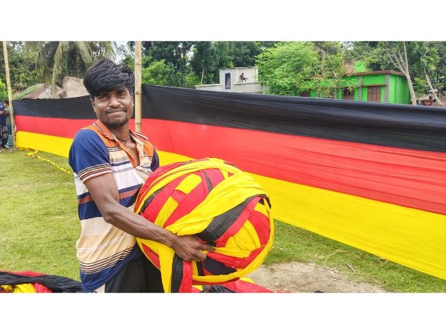 বানালেন সাড়ে ৭ কিলোমিটার জার্মান পতাকা