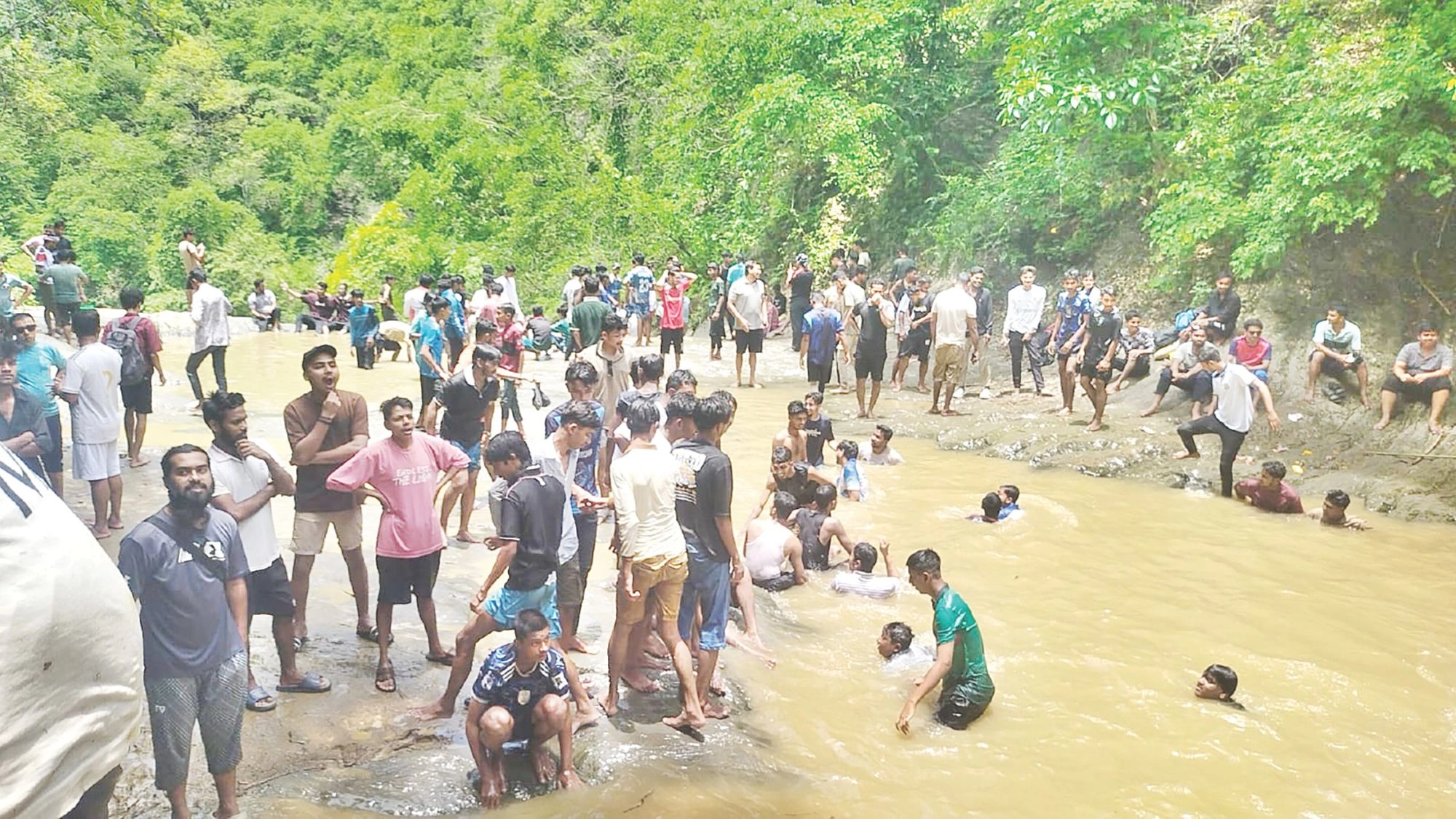 বর্ষায় প্রাণ ফিরেছে ঝরনাগুলোতে