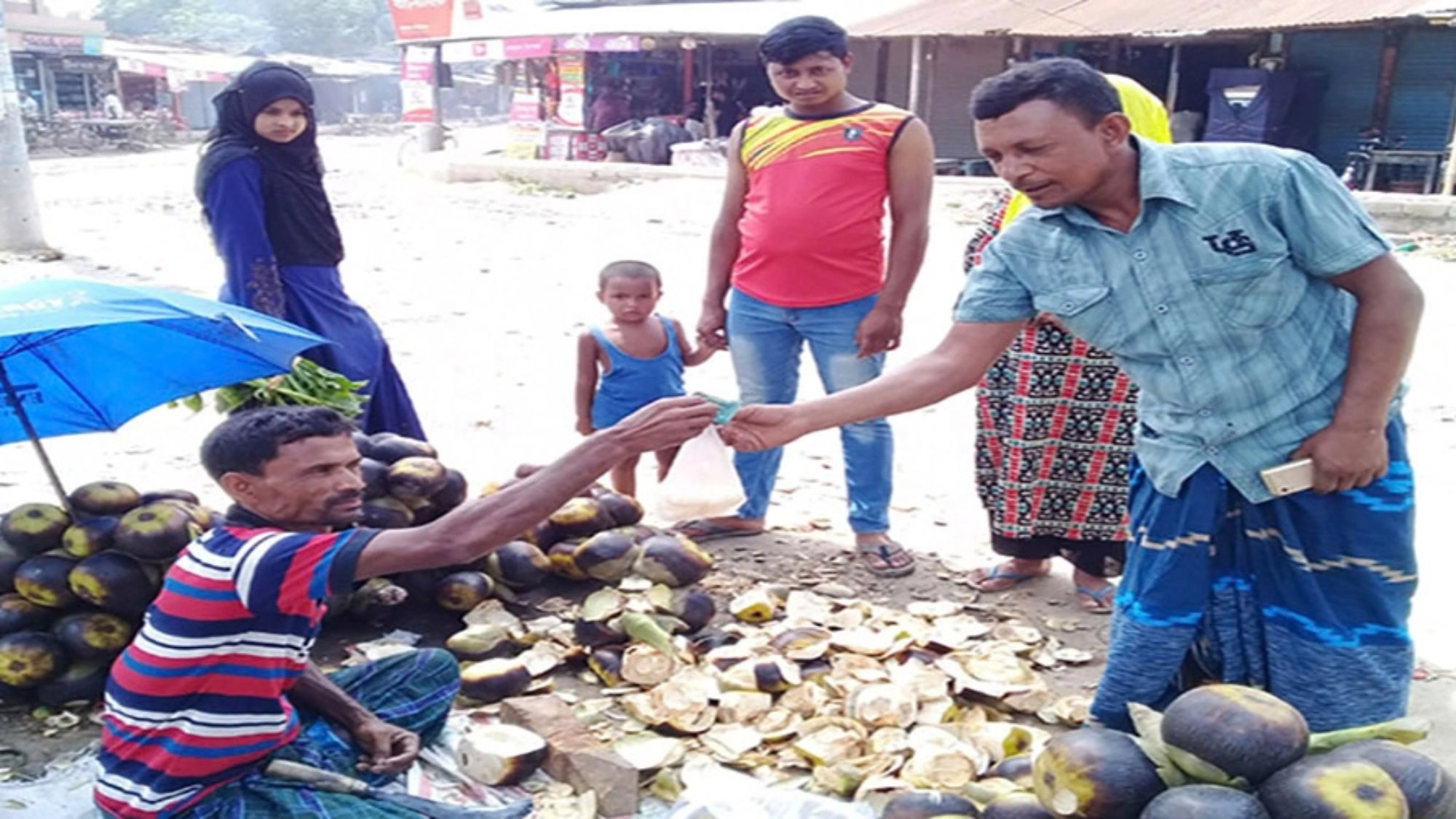 তীব্র গরমে তালের শাঁসের  বাজার জমজমাট