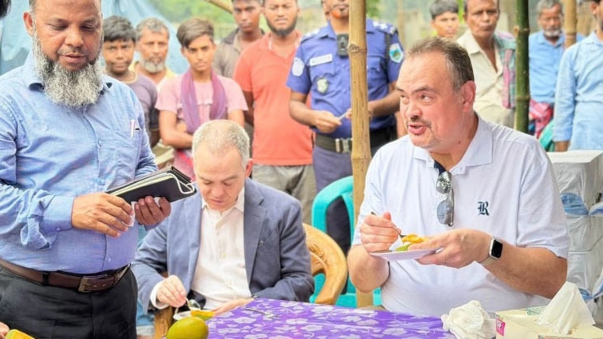 রাজশাহীর বানেশ্বরের আম  হাটে মার্কিন রাষ্ট্রদূত