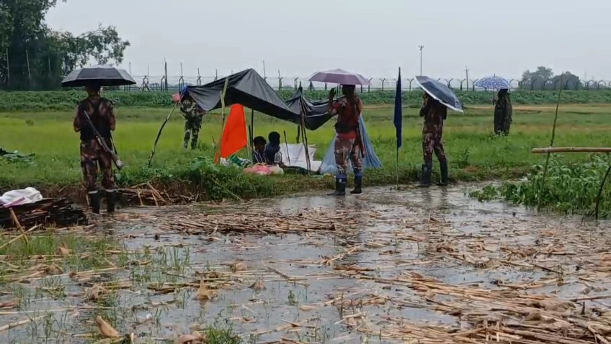 শূন্যরেখায় ৮ দিন ধরে ৫ যুবকের মানবেতর জীবন