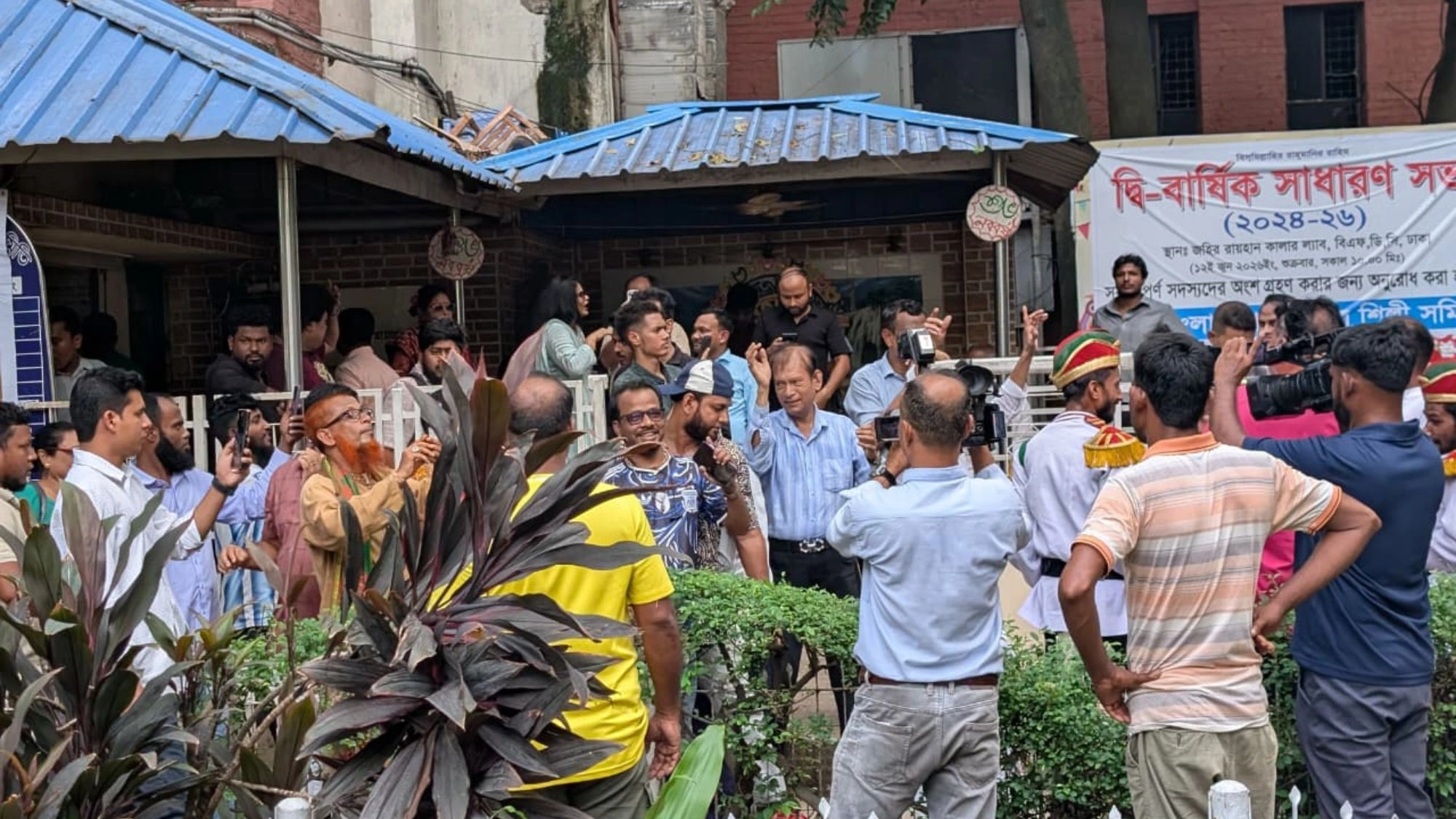 অচেনা মানুষের দখলে এফডিসি!