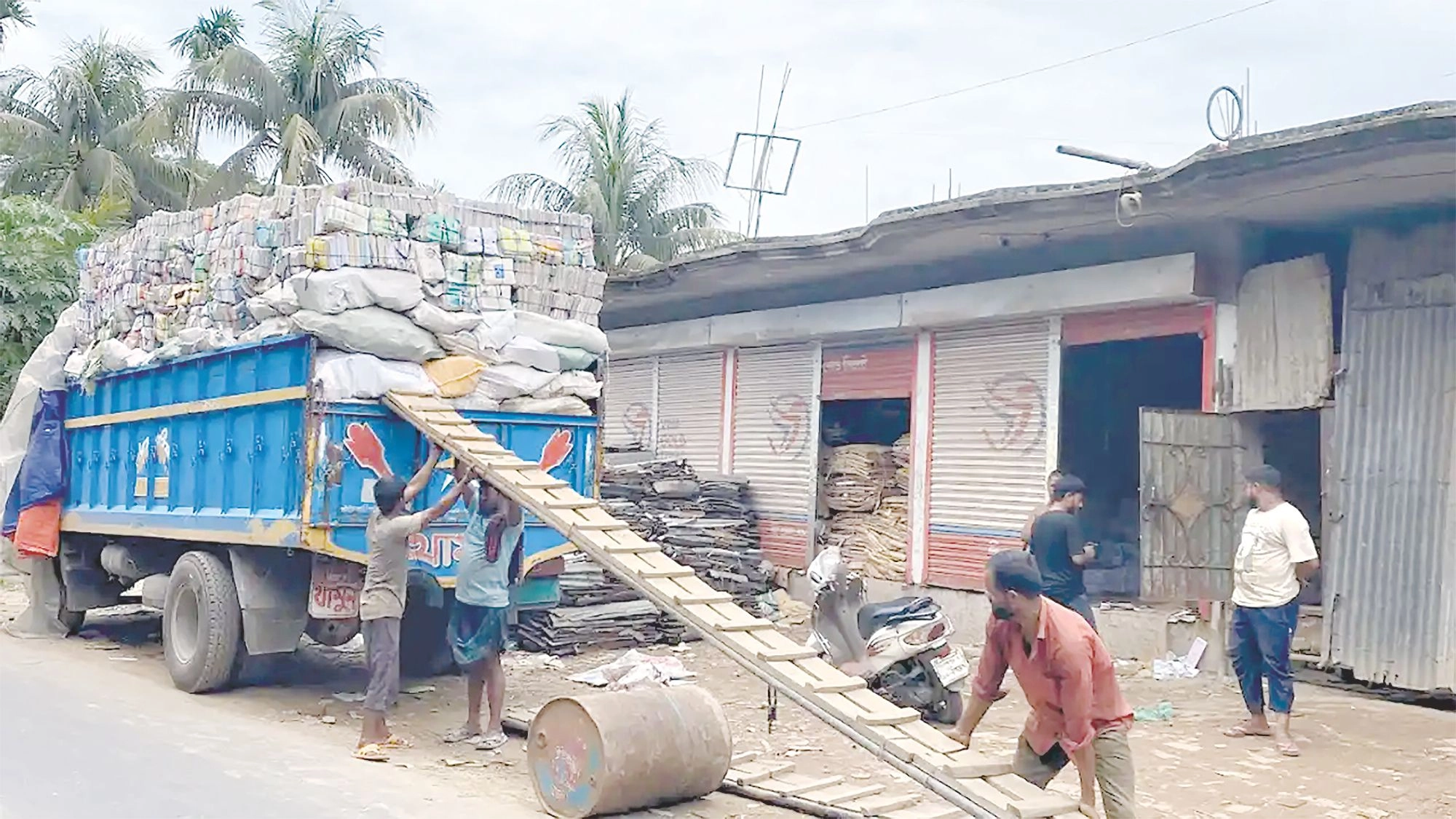 সরকারি বই-খাতাসহ ট্রাক জব্দ