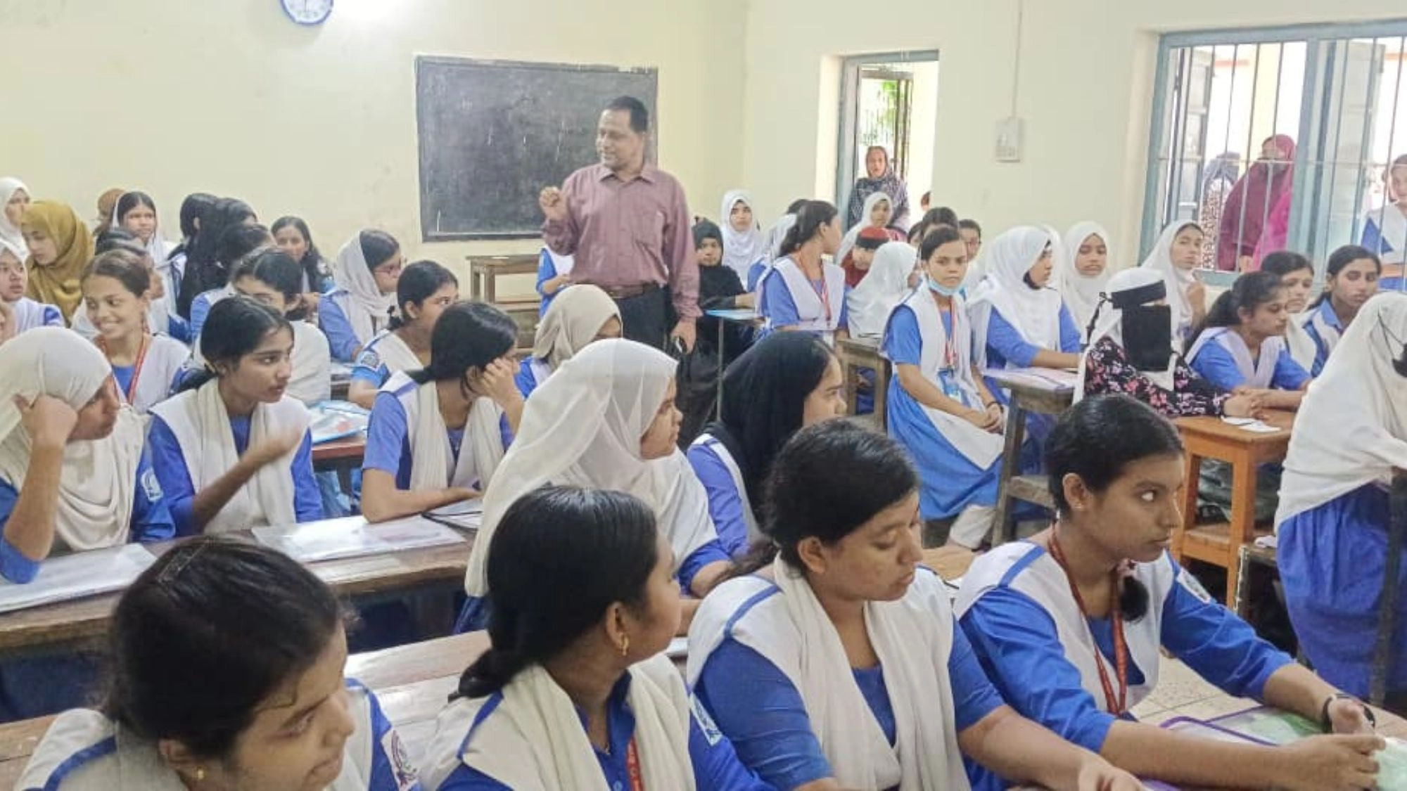 নারী শিক্ষকহীন সরকারি  বালিকা উচ্চ বিদ্যালয়