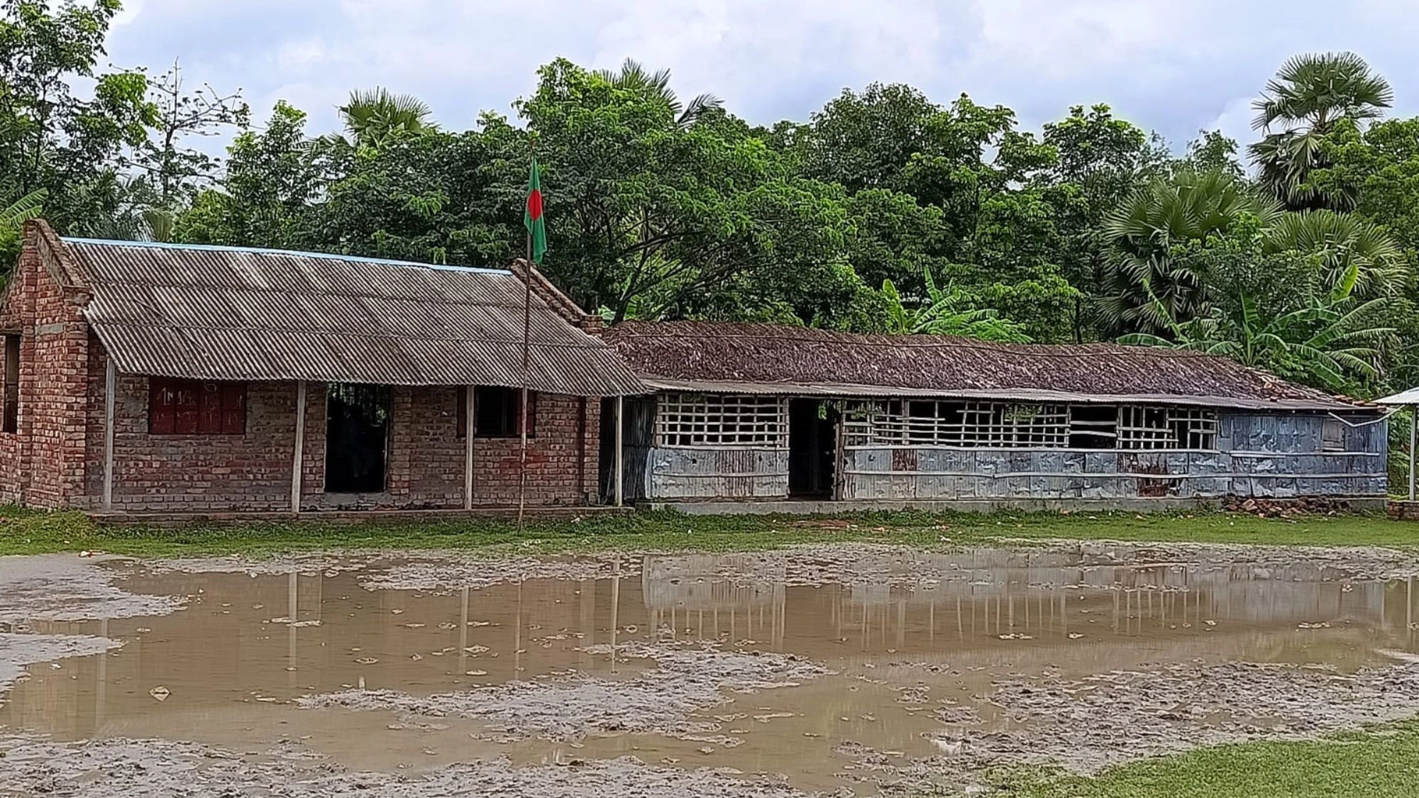 জরাজীর্ণ ভবনে পাঠদান