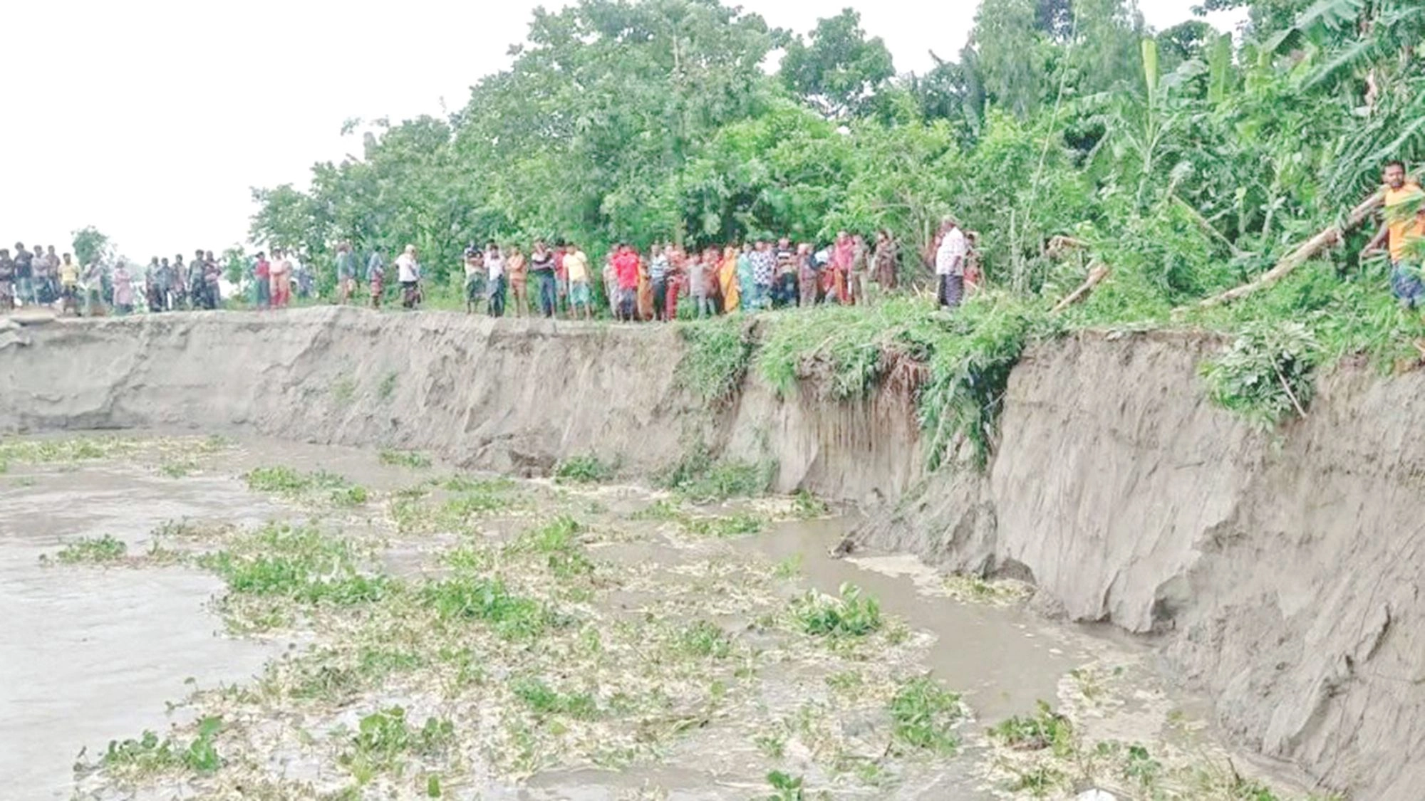 ‘চোখের নিমিষে বাড়িভিটা নদী খায়া গেল বাহে’