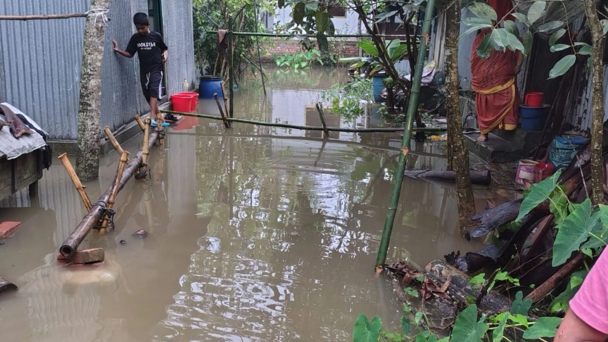 টানা বৃষ্টিতে পানিবন্দি  শতাধিক পরিবার