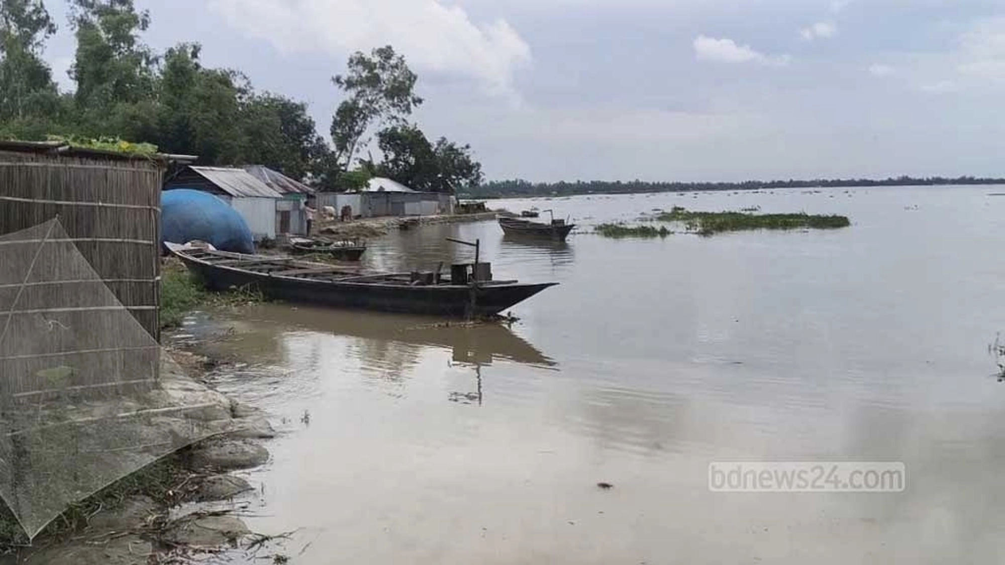 পানি কমলেও কাটেনি বানভাসিদের দুর্ভোগ