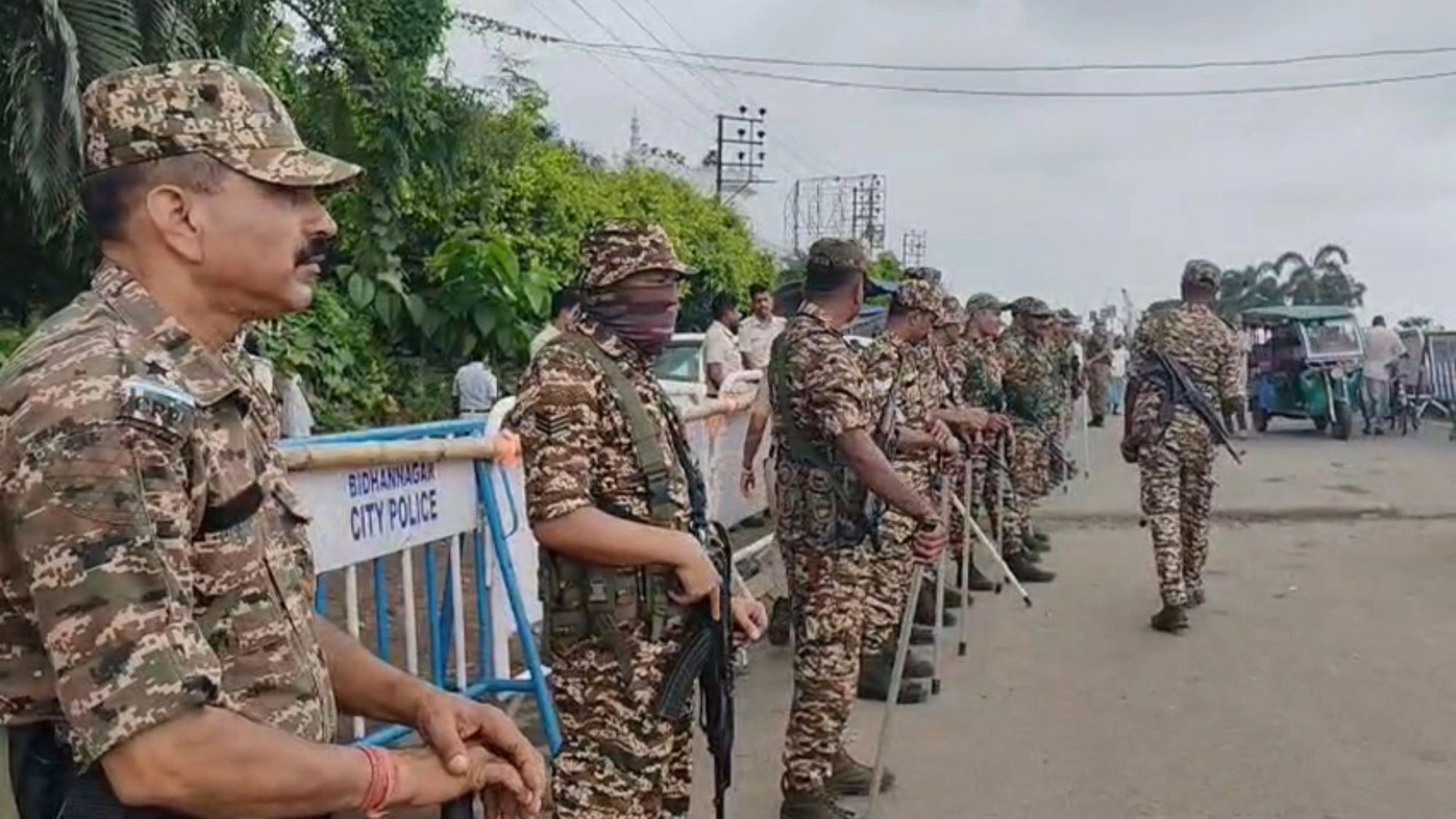 বাঁকড়া মসজিদে জুমার নামাজ  পড়তে পারলেন না মুসল্লিরা
