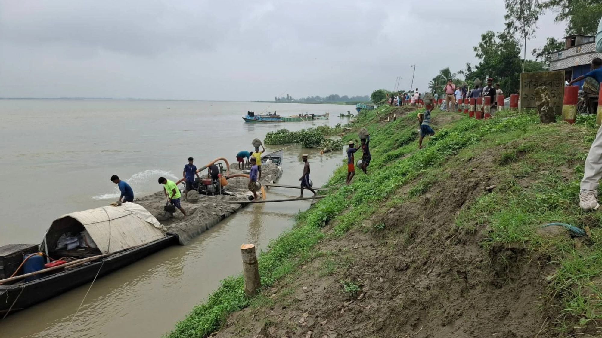 যমুনার ভাঙনে ঢাকা-টাঙ্গাইল  তারাকান্দি আঞ্চলিক মহাসড়ক
