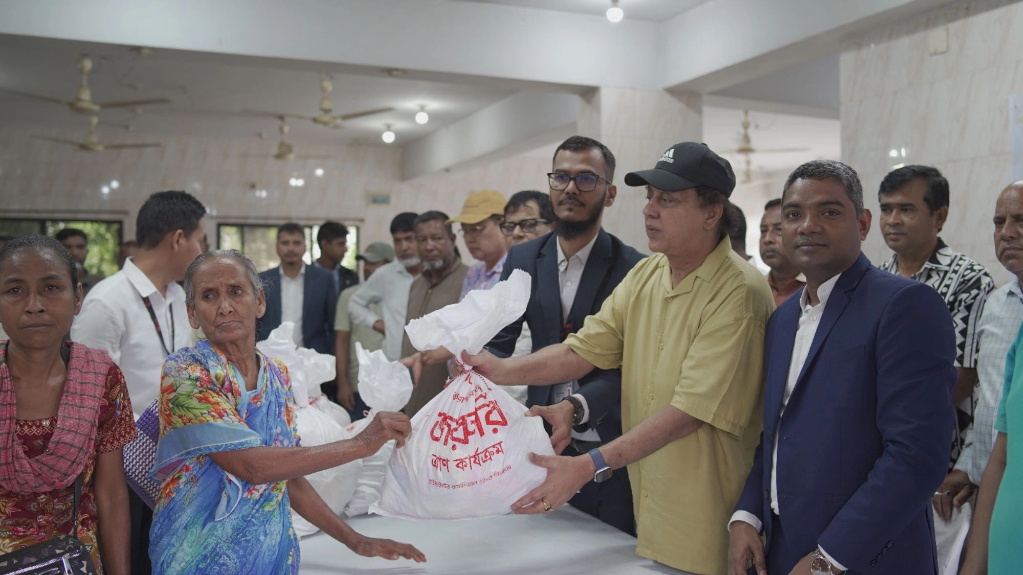 খাগড়াছড়িতে বন্যার্তদের পাশে ইউসিবির কর্মীরা