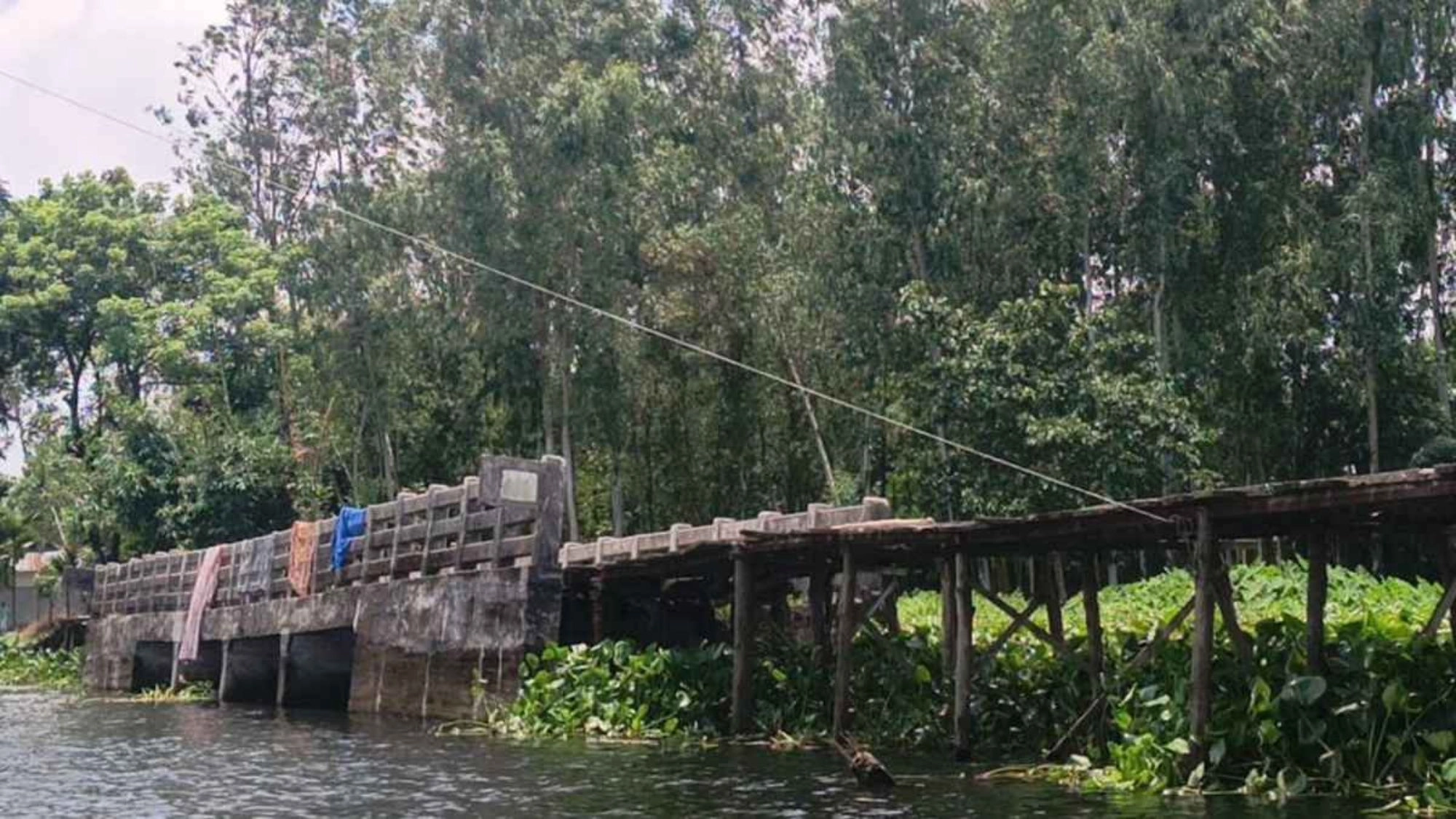 এক দশক ধরে ঝুঁকিপূর্ণ পারাপার