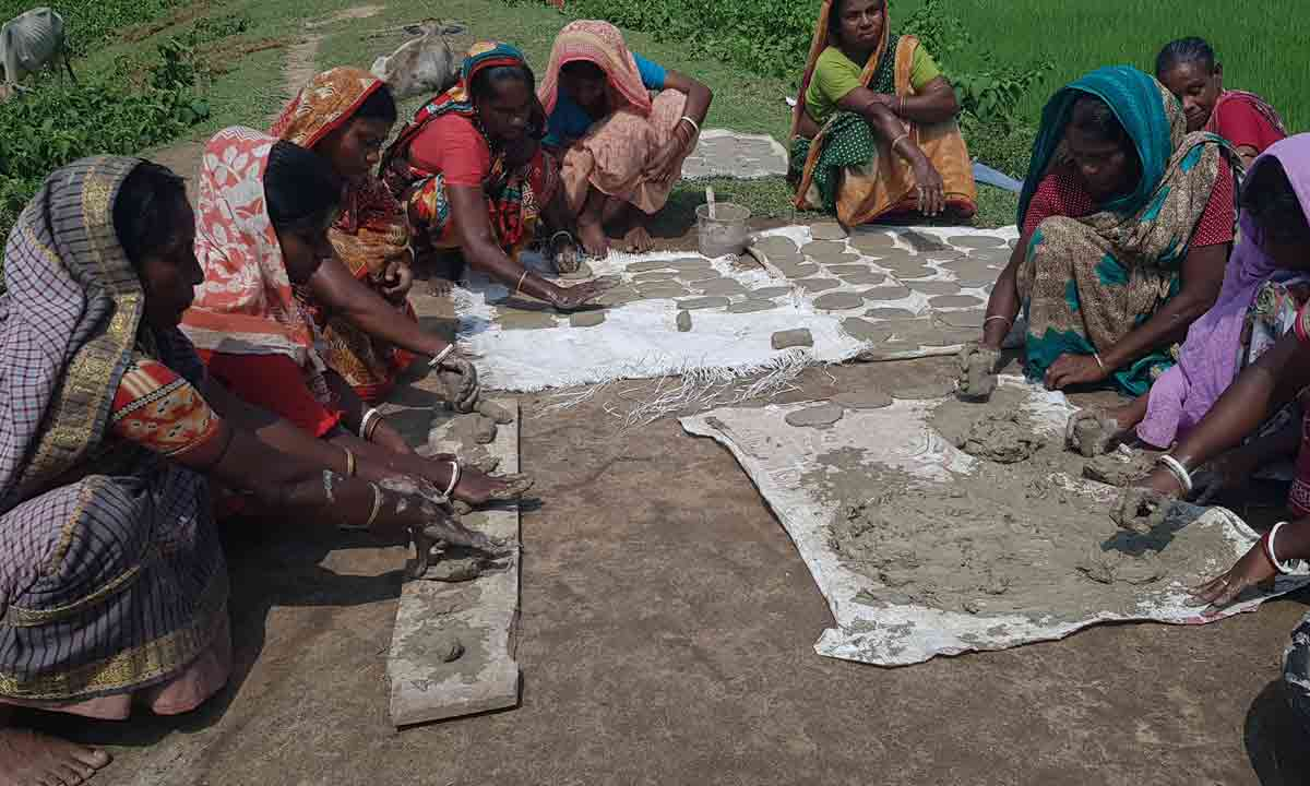 মৌলভীবাজারে মাটি দিয়ে বিস্কুট তৈরি করছেন নারীরা। ছবি : সংগৃহীত