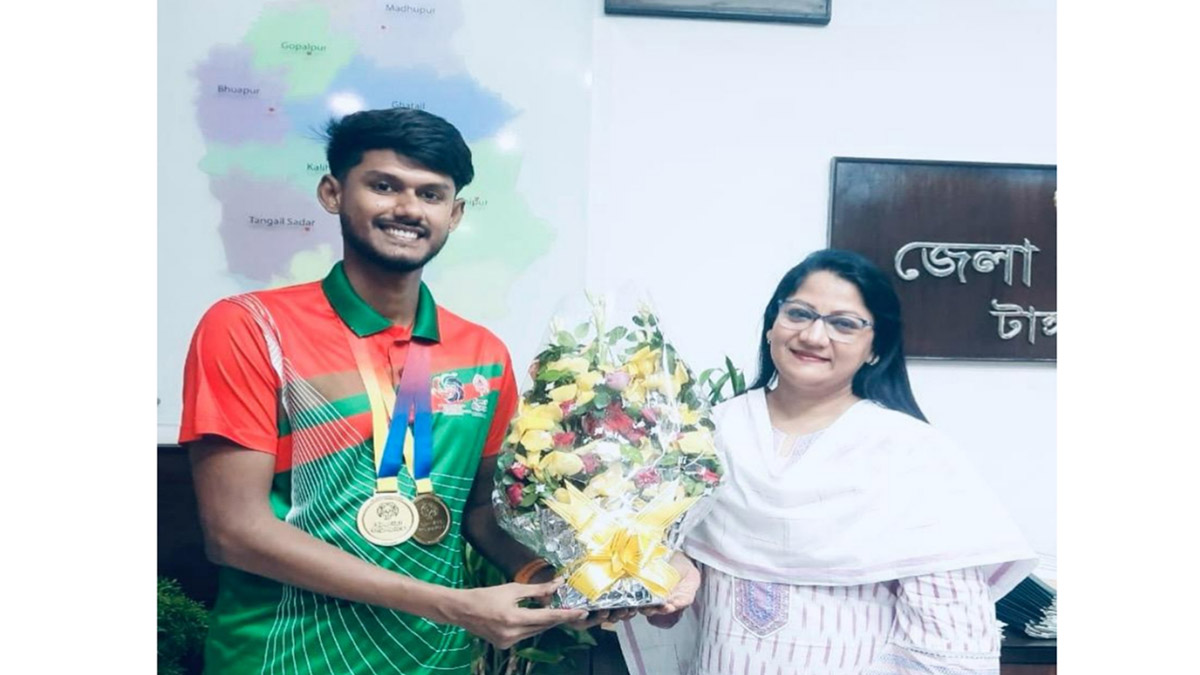 বাকপ্রতিবন্ধী মো. আব্দুল কাদের স্মরণের পাশে সহযোগিতার হাত বাড়িয়ে দিলেন টাঙ্গাইলের জেলা প্রশাসক শরীফা হক। ছবি- রূপালী বাংলাদেশ