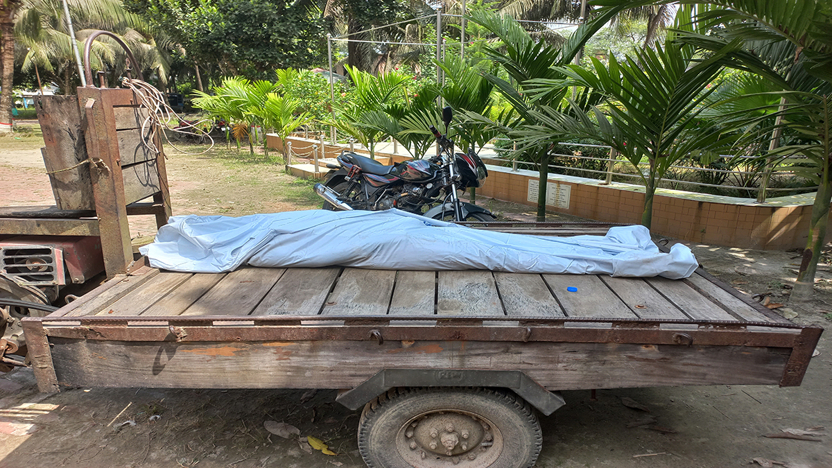 লাশ ময়নাতদন্তের জন্য ফরিদপুর মেডিকেল কলেজ হাসপাতালে নেওয়া হচ্ছে।       ছবি- রূপালী বাংলাদেশ