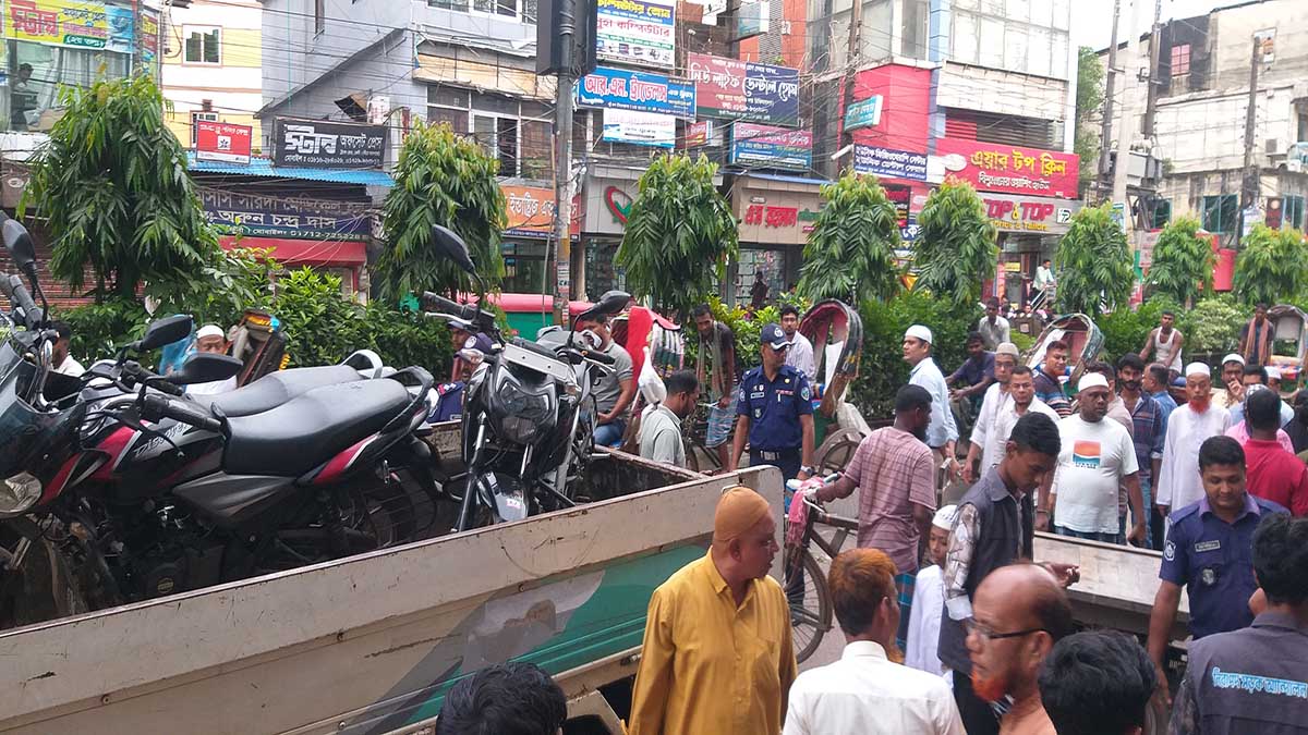 অবৈধ পার্কিংয়ের দায়ে ২৩টি মোটরসাইকেল জব্দ করা হয়। ছবি- রূপালী বাংলাদেশ