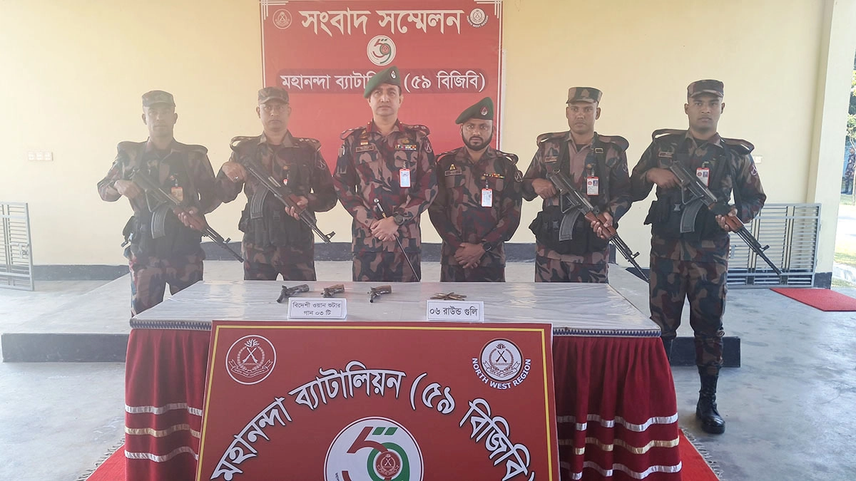 বিজিবির সদস্যরা অভিযান চালিয়ে ৩টি ওয়ান শুটার গান ও ৬ রাউন্ড গুলি উদ্ধার করেছে।  ছবি- রূপালী বাংলাদেশ