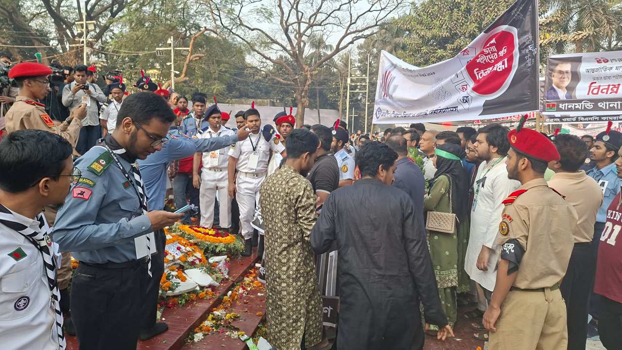 কেন্দ্রীয় শহীদ মিনারে মানুষের ঢল। ছবি : সংগৃহীত