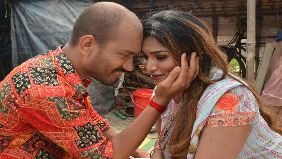 ‘গোয়ার’ চলচ্চিত্রের একটি দৃশ্যে রাসেল মিয়া ও জলি ।  ছবি- সংগৃহীত