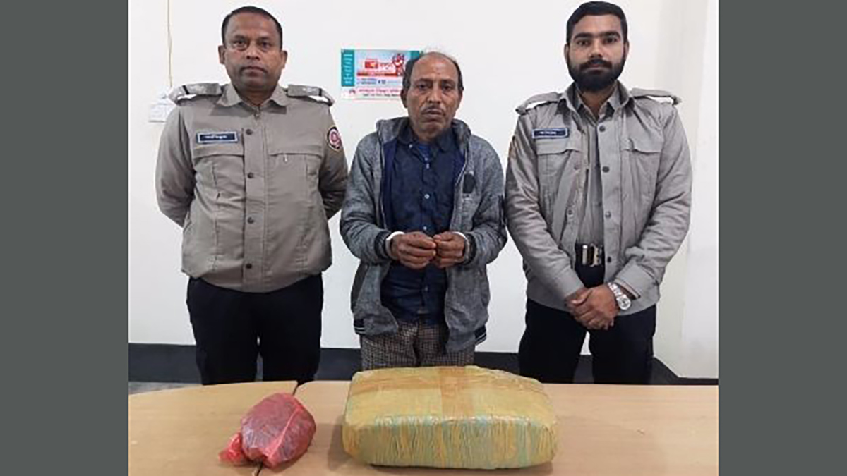 উদ্ধারকৃত গাঁজাসহ আটক ব্যক্তি। ছবি: রূপালী বাংলাদেশ