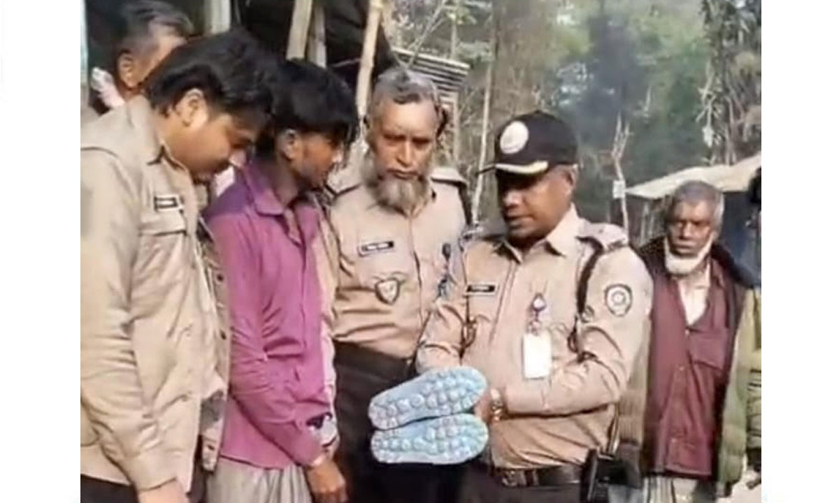 প্লাস্টিকের জুতার ভেতর থেকে ইয়াবা উদ্ধার। ছবি : রূপালী বাংলাদেশ