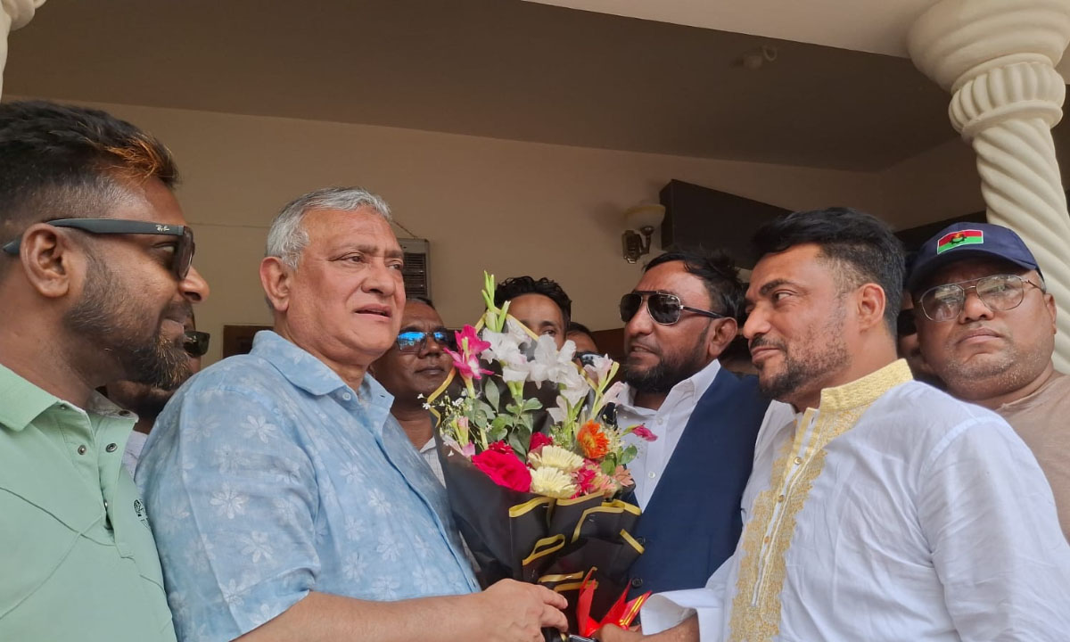 মৌলভীবাজারে ফুলেল শুভেচ্ছায় সিক্ত এমপি এম নাসের রহমান। ছবি : রূপালী বাংলাদেশ